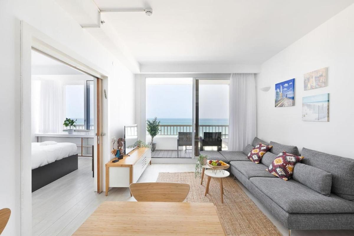 Panoramic Seaview Balcony Escape - B&B Tel Aviv