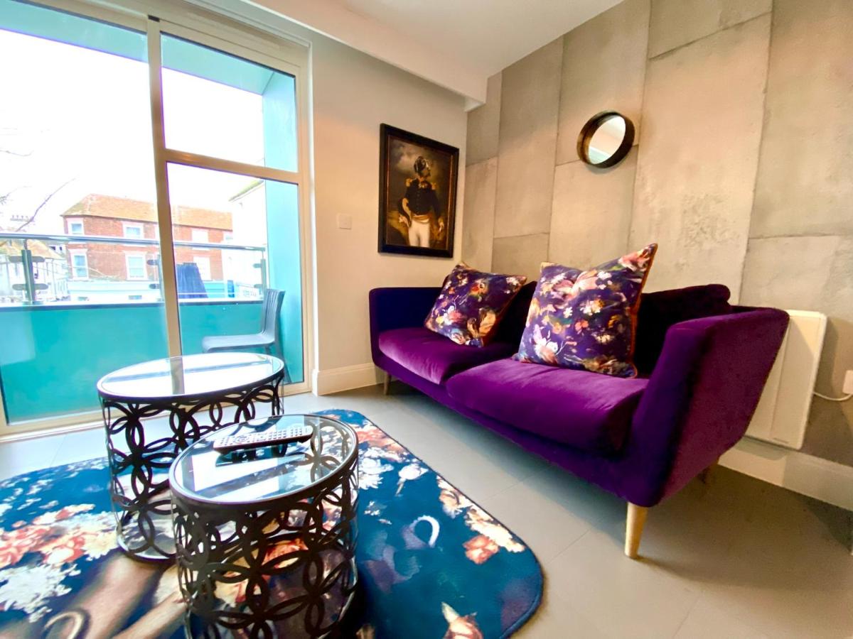 Stunning Apartment - 1 Minute walk to Poole Quay - Great Location - Free Parking - Fast WiFi - Smart TV - Newly decorated - sleeps up to 2! Close to Poole & Bournemouth & Sandbanks - Chambres d'hôtes Poole