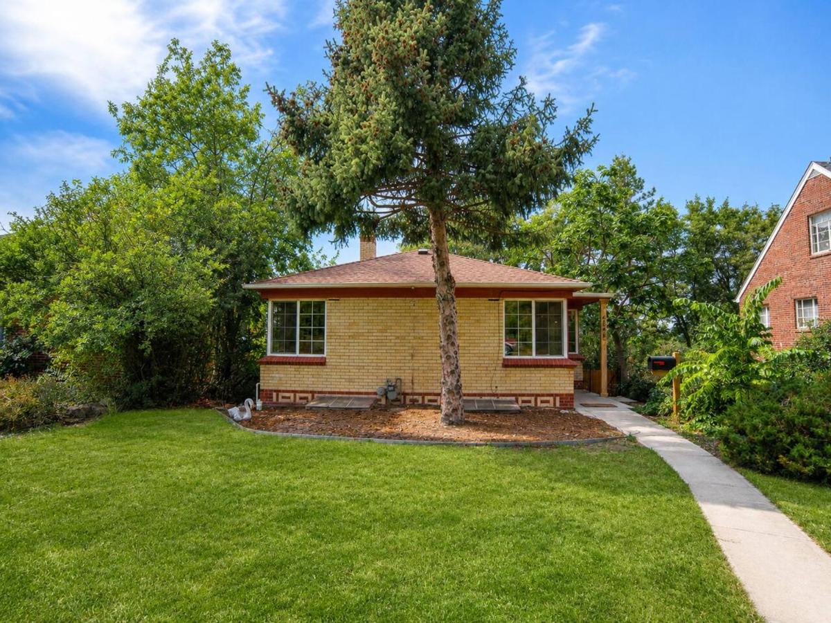 Stay In The Quiet Side of Denver by Sloan Lake - B&B Denver