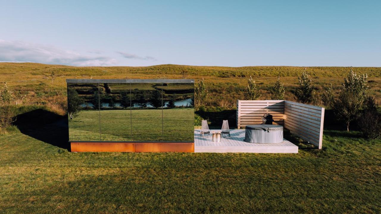 Nest Retreat Iceland - Mirror Houses by the Rangá river - B&B Hella