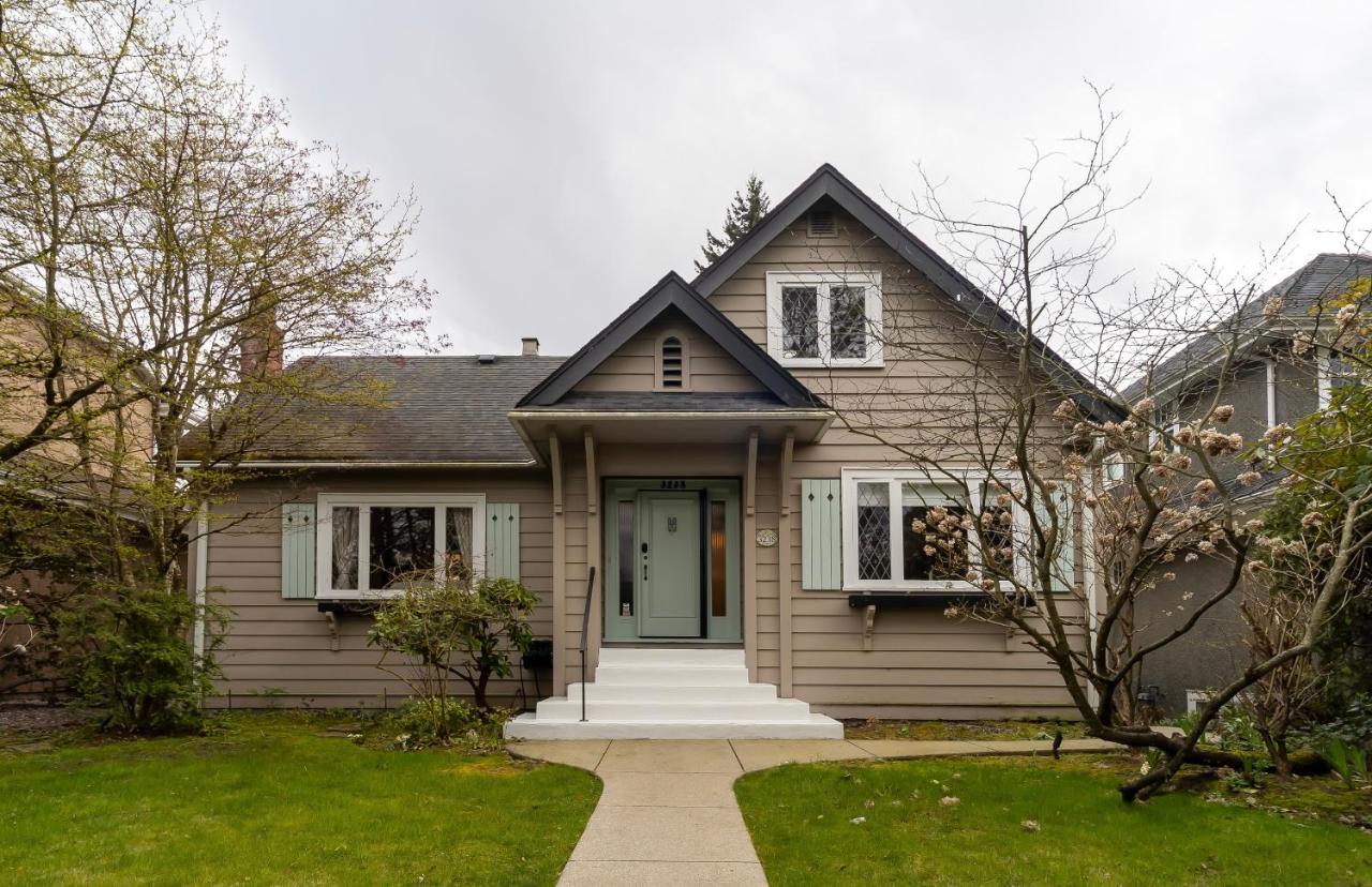 Cozy 2BR Retreat, Fast WiFi, Parking & Transit - B&B Vancouver