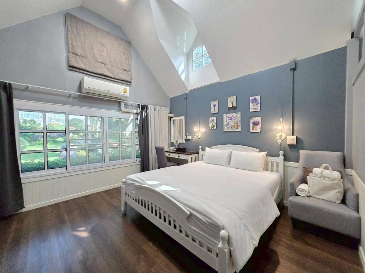 Habitación con cama extragrande y vistas al jardín 
