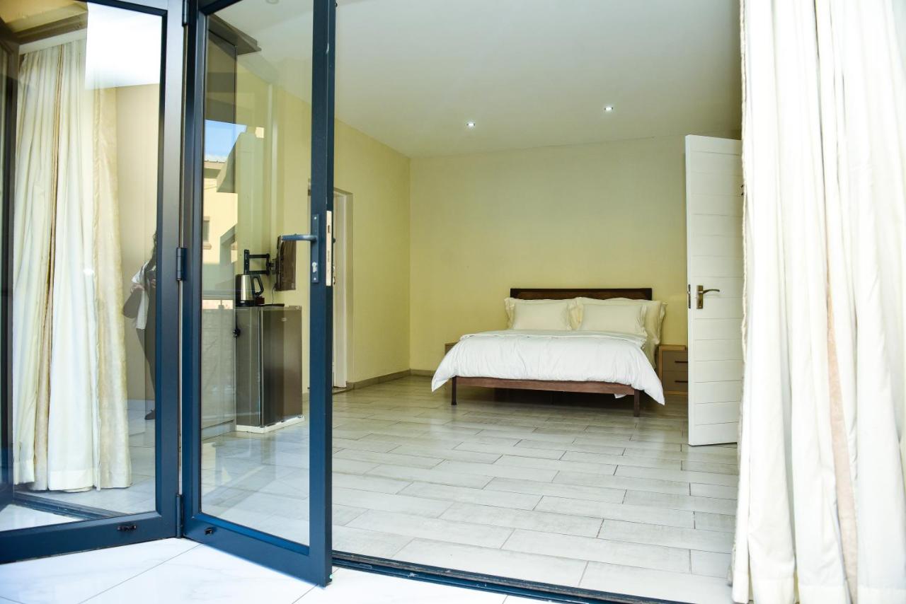 Zimmer mit Queensize-Bett und Balkon