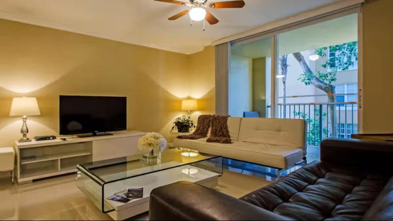 Cozy Modern Retreat at The Yacht Club Aventura 3405 - B&B South Holland