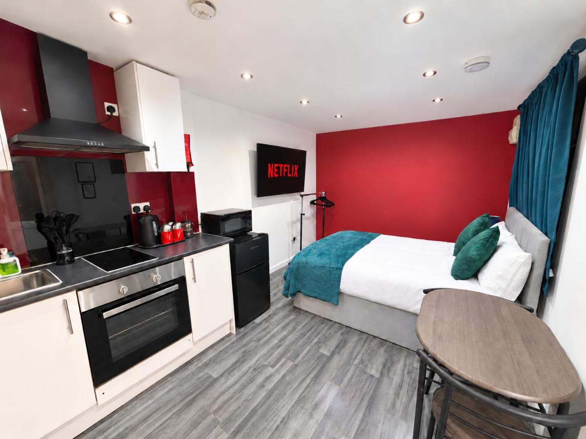 Modern Windsor Studio with Free Parking - Bed and Breakfast Windsor