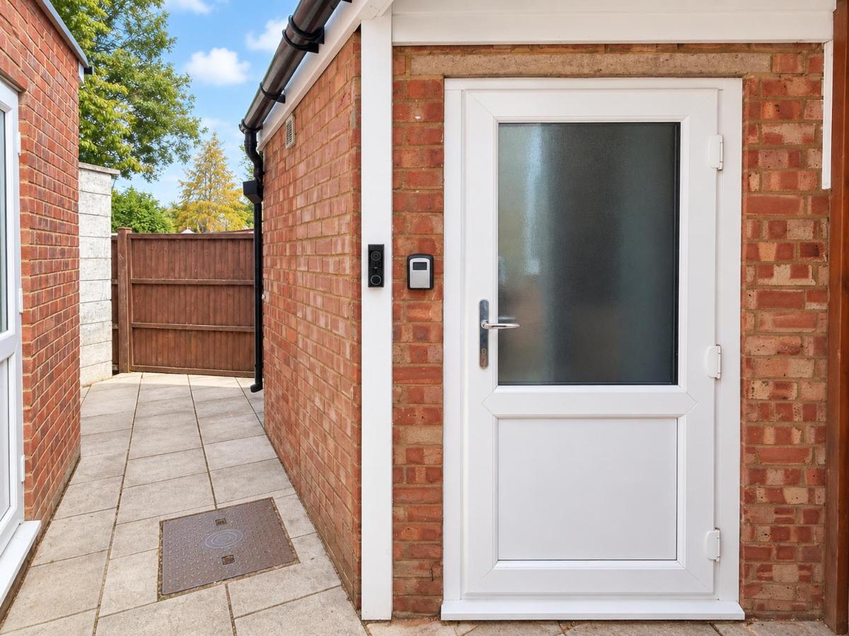 Modern Windsor Studio with Free Parking - Bed and Breakfast Windsor