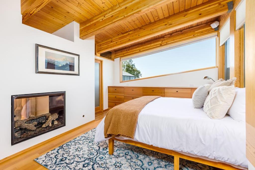 Award-Winning Anchorage Kitchen w Cook Inlet Views - B&B Anchorage
