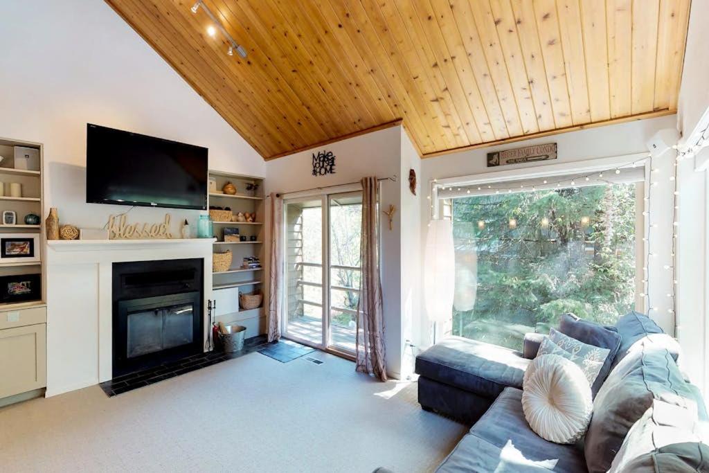 Updated Mountain Condo Minutes from Alyeska - B&B Girdwood
