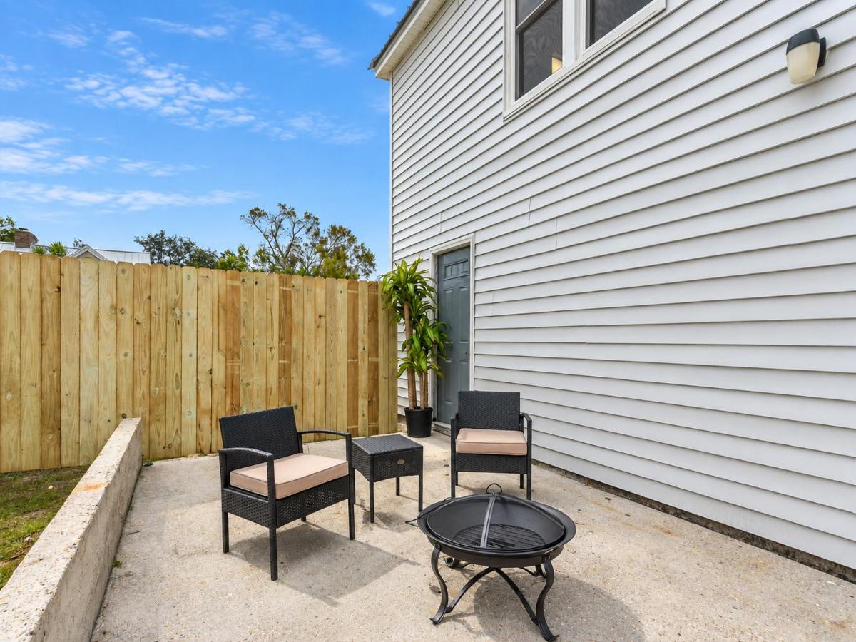 Cozy cottage by the Sea -near downtown with patio! - Chambres d'hôtes Gulfport