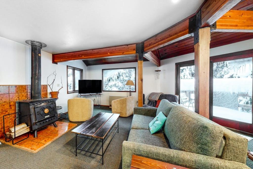 Open-Beam Girdwood Chalet w Sunlit Solarium - B&B Girdwood