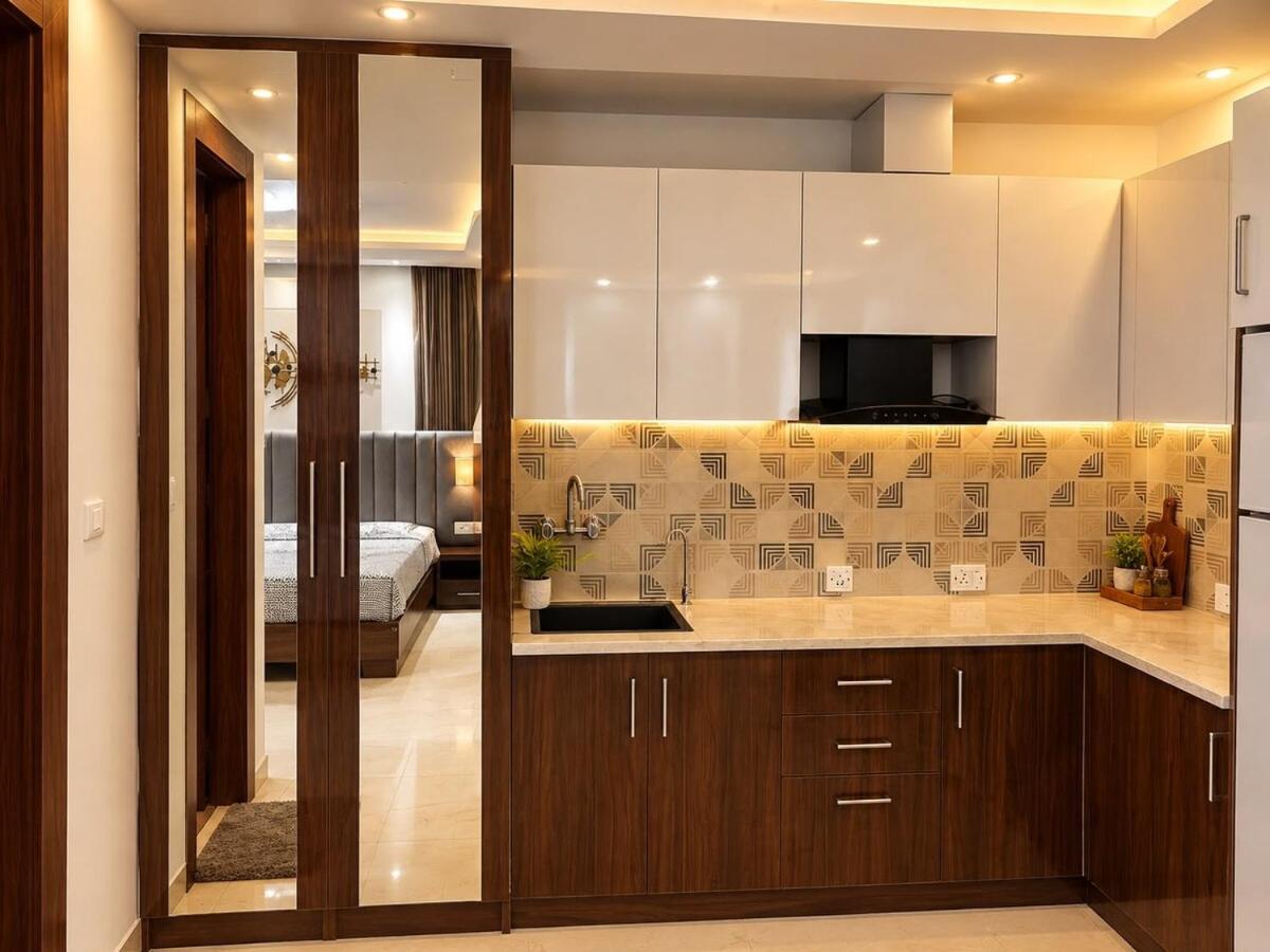 The Sun Modern Couple-Friendly Studio - Ferienwohnung Ghaziabad