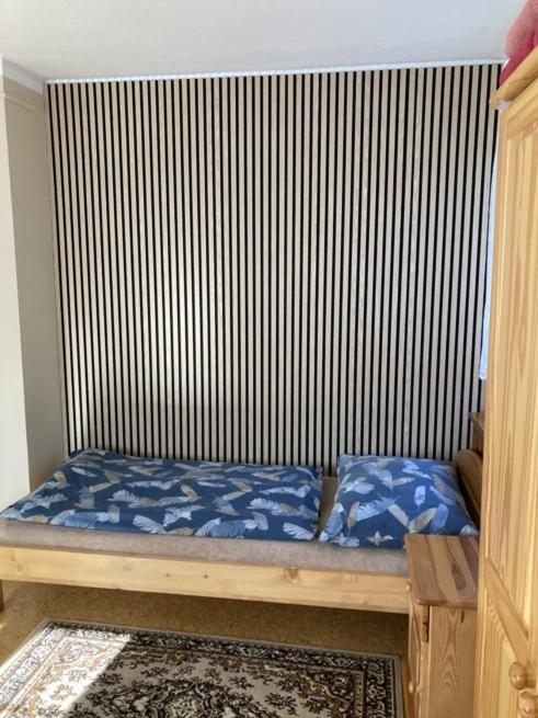 Tweepersoonskamer met 2 Aparte Bedden en Gedeelde Badkamer