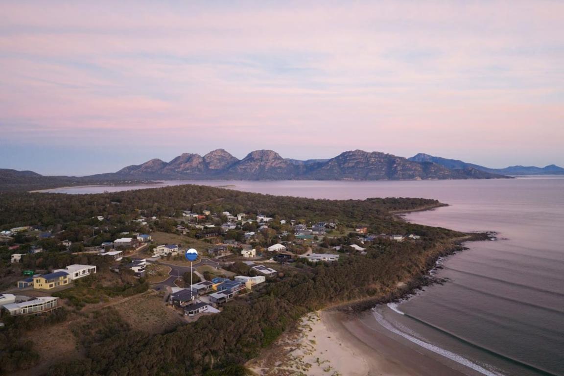 Wave Front - B&B Coles Bay
