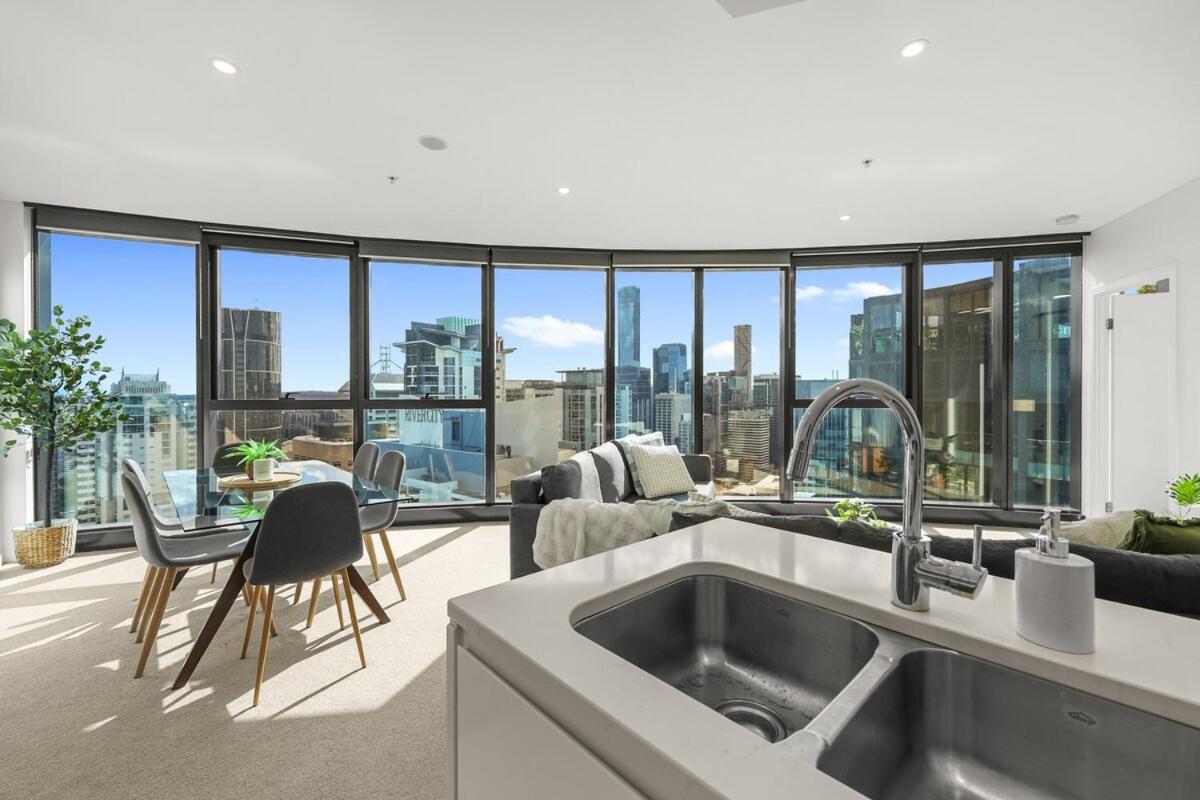 Lvl 42 Sky Tower Sleep 8 & Baby - Parking & Pool & Gym - B&B Brisbane