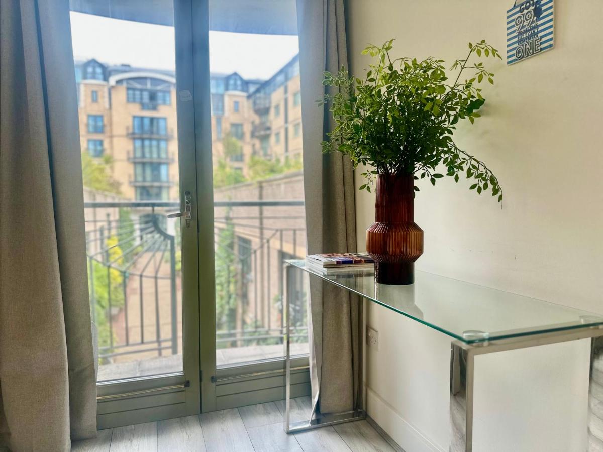 Cosy 1-Bedroom, 1-Bathroom Apartment at Kensington Gardens Square - B&B Londra