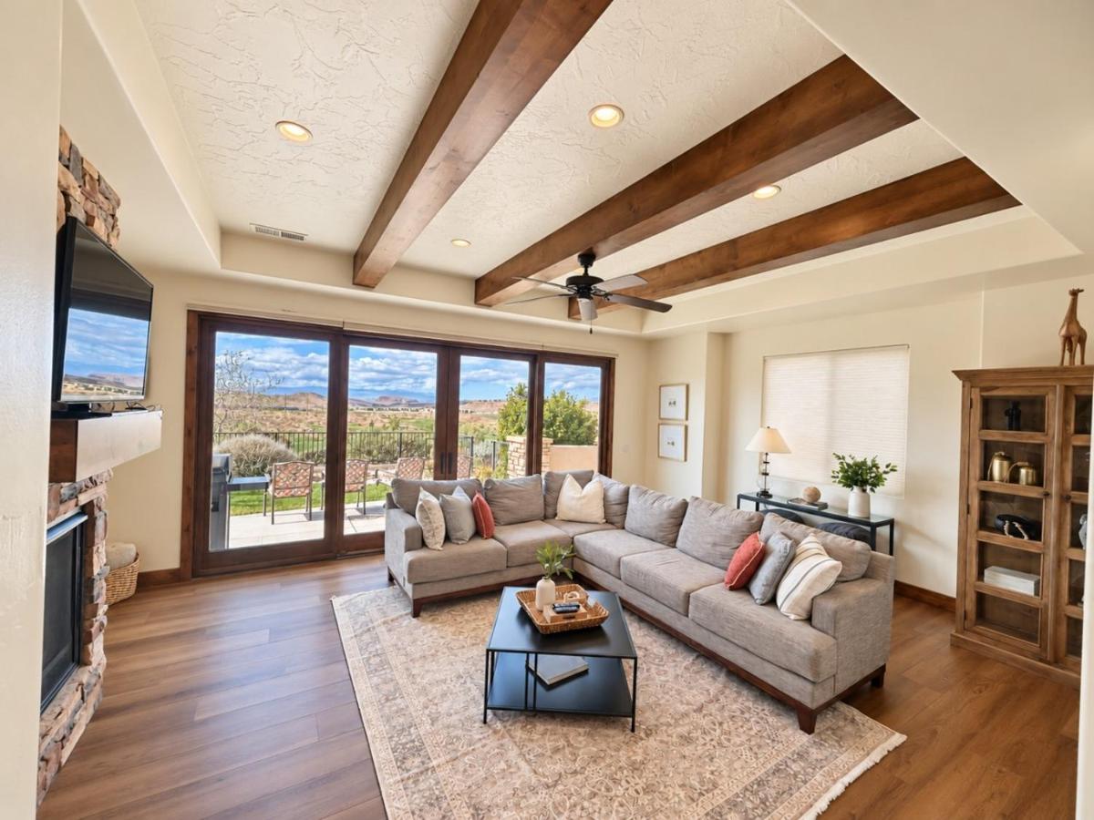 Copper Giraffe Enjoy Golden Golf Course Views - B&B Washington