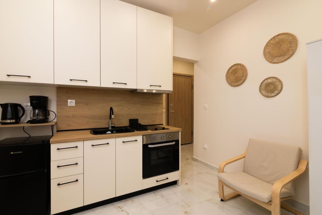 Almond Jacuzzi Suites - Private Indoor Jacuzzi - Self Check-In - Free & Easy Street Parking - B&B Thessaloniki