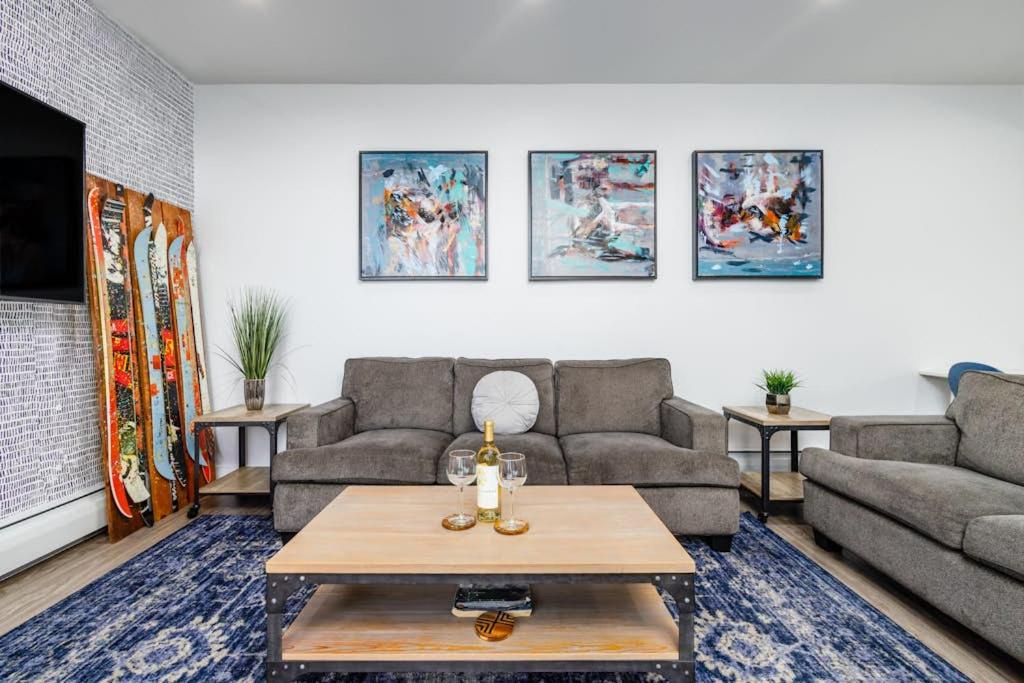 Design-Forward Anchorage Townhome w Ocean Views - Bed and Breakfast Anchorage