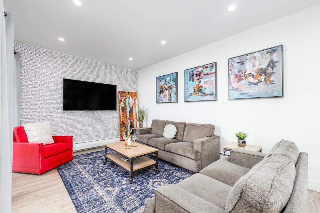 Design-Forward Anchorage Townhome w Ocean Views - Bed and Breakfast Anchorage