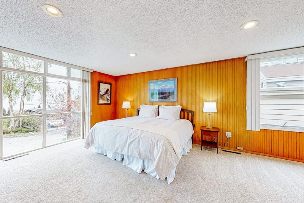 Anchorage Flat Between Bootlegger Cove Downtown - Bed and Breakfast Anchorage