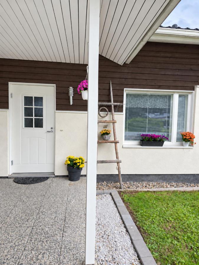 Helmi Villa, ilmainen pysäköinti autokatoksessa, Wi-Fi, sauna, oma etu- ja takapiha, esteetön pääsy, huippu sijainti Vuokatissa, vuodepaikat 4-6 henkilölle - Chambres d'hôtes Vuokatti