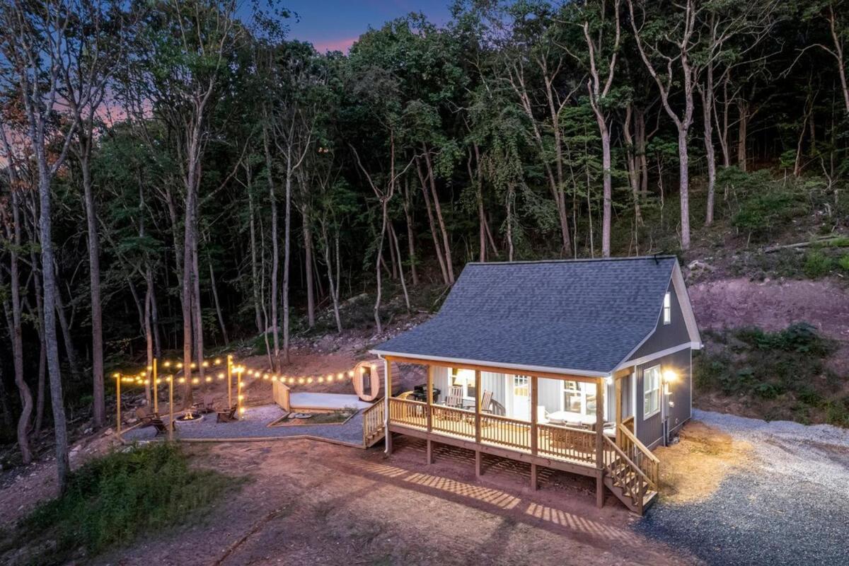 New Built Private Cabin Hot tub Sauna Fire pit - B&B Detrick