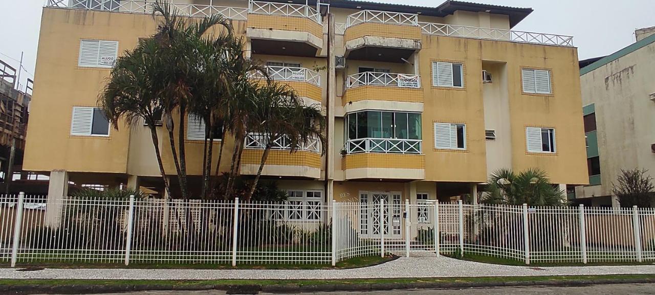 Apto 2 dormitórios, sendo 1suite a 350m da praia com churrasqueira - Chambres d'hôtes Florianópolis