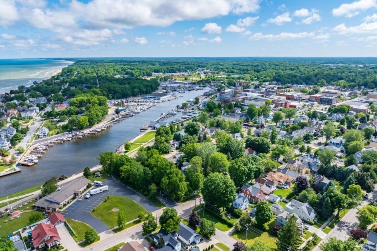 Walk to the Beach! - Free Parking - Fire Pit - B&B South Haven