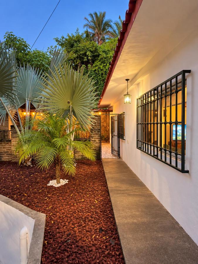 La Villa Palmier - Spacious 3BR Home - Quiet & Air-Conditioned - Bed and Breakfast Puerto Vallarta