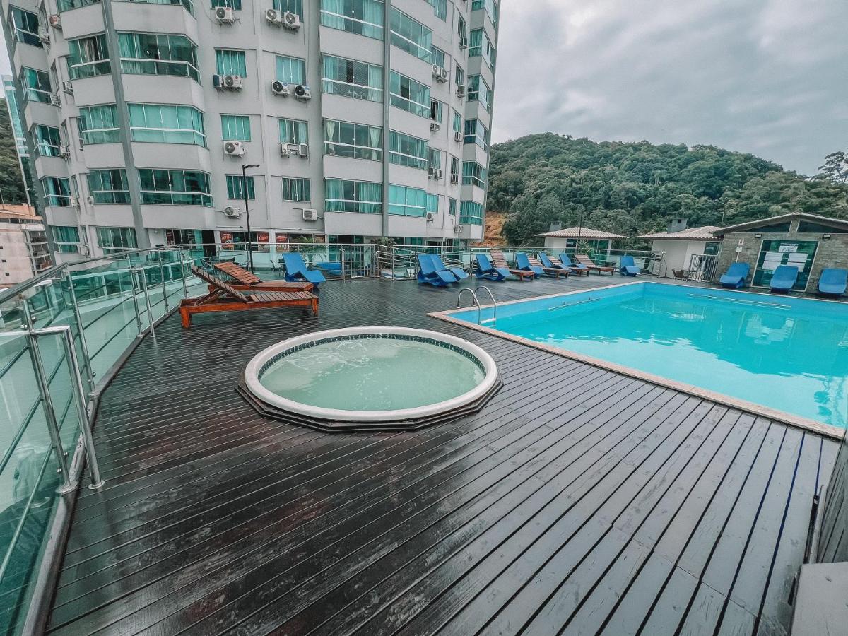 Vista do mar e da roda gigante, piscina e vaga - Chambres d'hôtes Balneário Camboriú