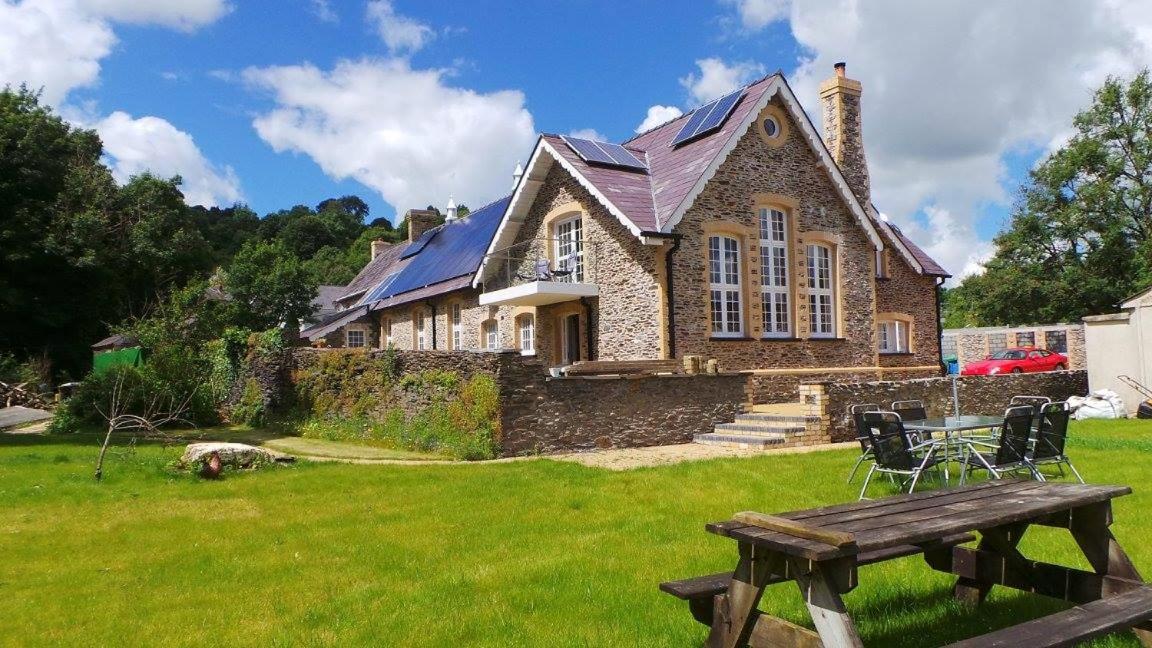 B&B Llandysul - Old School B & B - Bed and Breakfast Llandysul