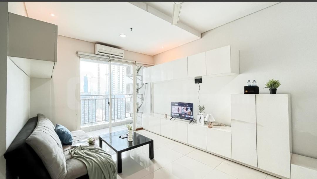 Executive thamrin residence 3 bedroom apartment fully furnished beside thamrin city mall and grand indonesia center jakarta scbd super comfortable city view spacious luxurious furniture - B&B Giacarta