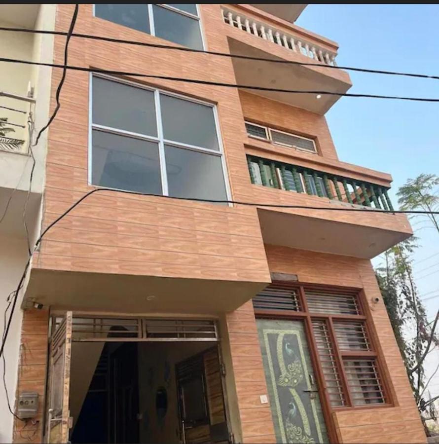 Chaudhary hotels NEAR PREM MANDIR - Chambres d'hôtes Jāmb