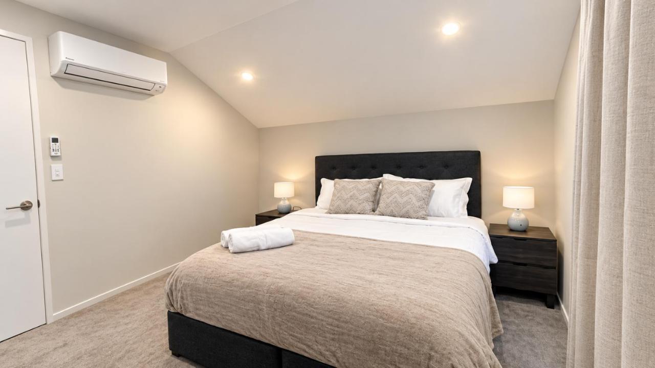 4 Bedrooms Home - 4 Baths - Garage - Highland Park - B&B Auckland
