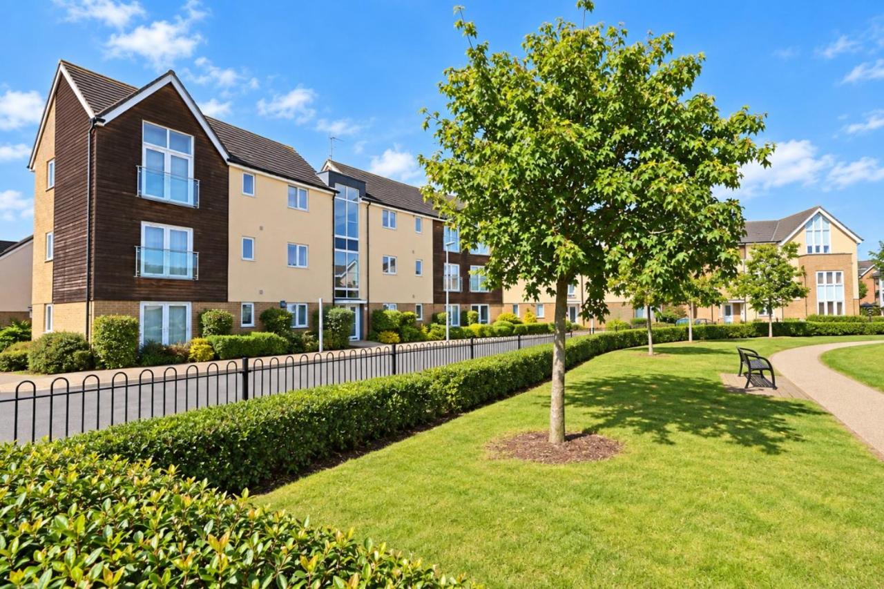 Stylish 2 Bedroom Flat • Free Parking • Balcony • Sky TV • Fast WiFi • Yoko property - Chambres d'hôtes Milton Keynes