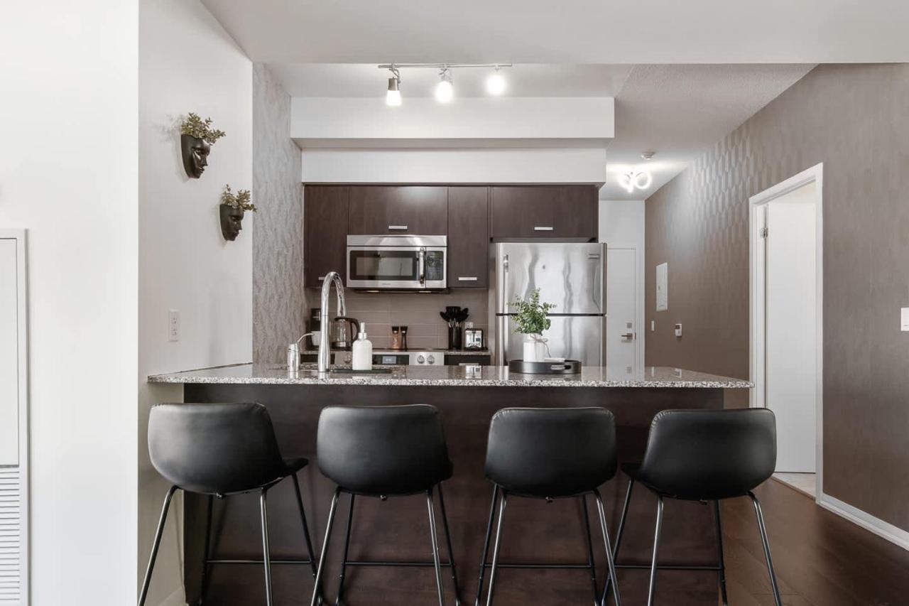 Chic Bay St Home Bright Modern & Cozy - B&B Toronto