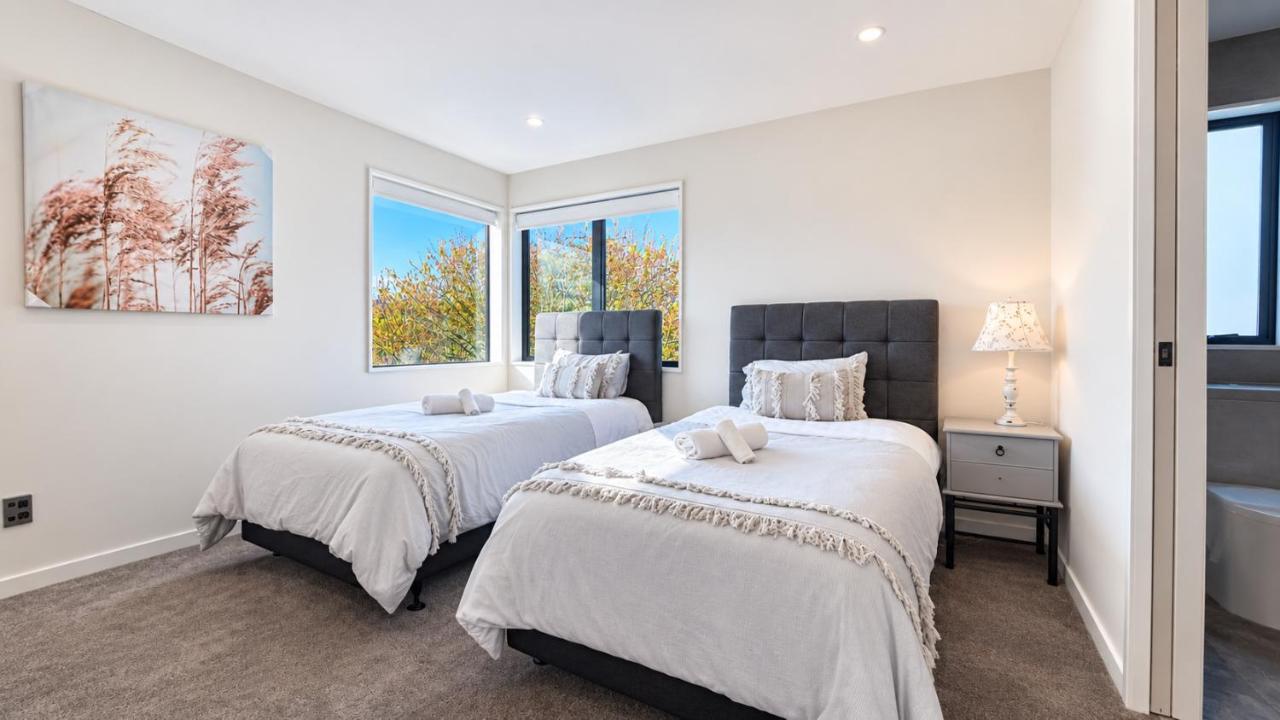 Luxury 3-Bedroom Home-3 Master Suites-Royal Oak - B&B Auckland