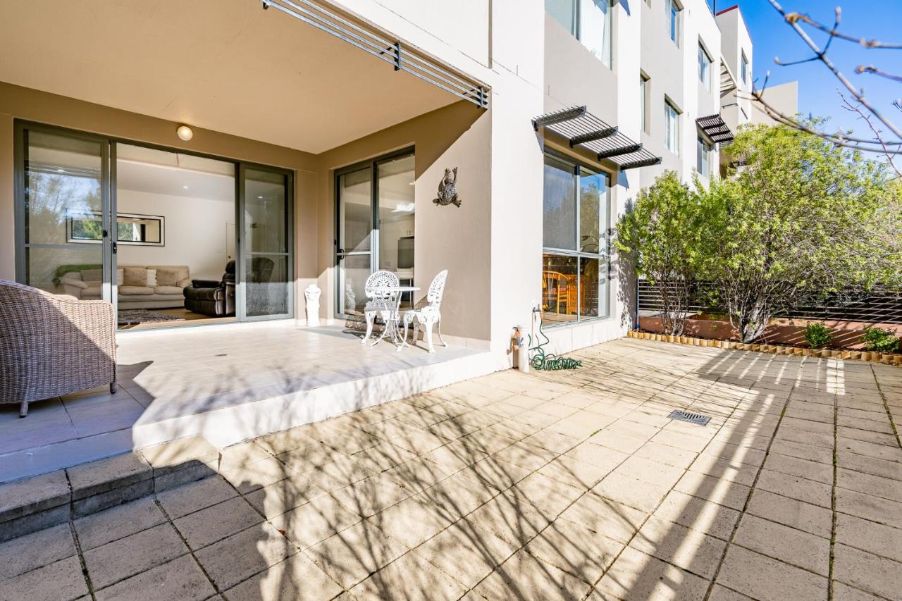 2B Spacious Apartment in the Heart of Tuggeranong - Hosted by CanStay - B&B Coombe