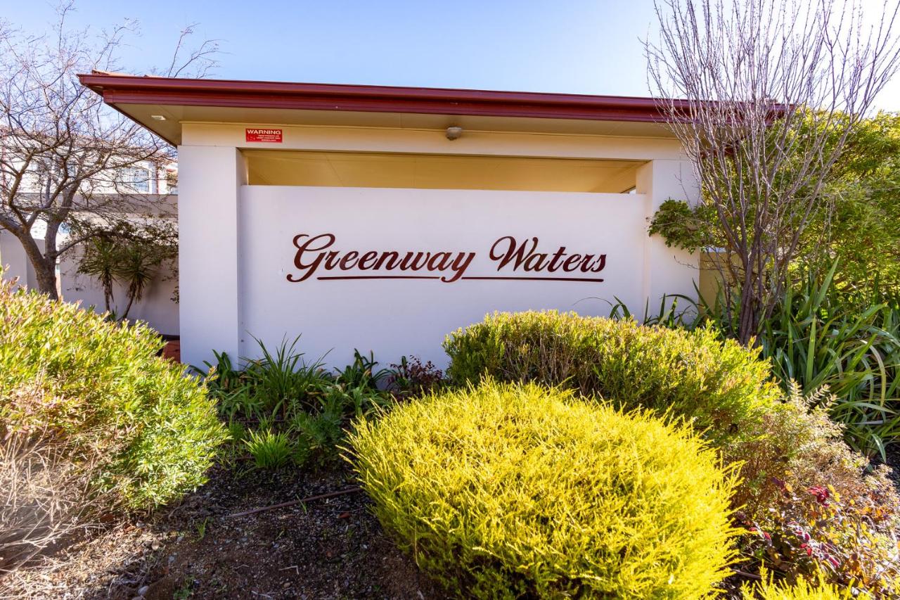 2B Spacious Apartment in the Heart of Tuggeranong - Hosted by CanStay - B&B Coombe
