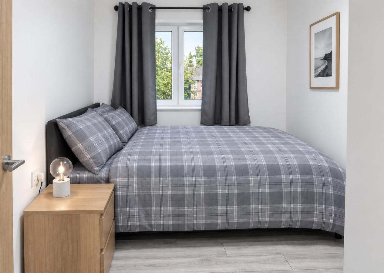 Cozy Modern 3 Bed, 2 Bedroom Apartment - Secure Parking - Close to Manchester City Centre and Old Trafford - B&B Manchester