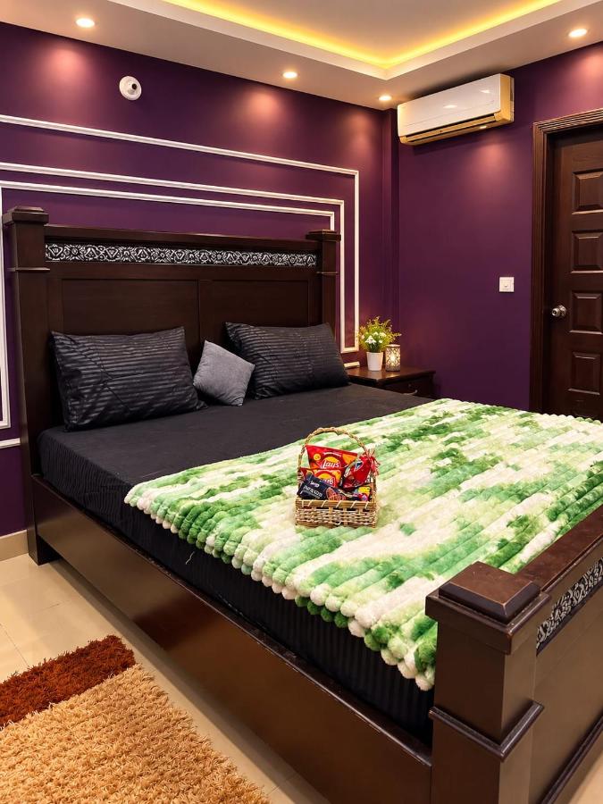 Luxury 2-Bed Apartment with Balcony View, Netflix, AC, WiFi In E11 Islamabad - B&B Islamabad