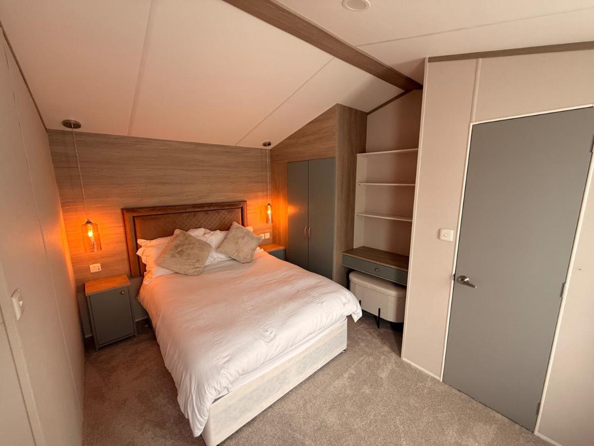 Cabin Sleeps 6 with Lake Access Parking - B&B Northampton