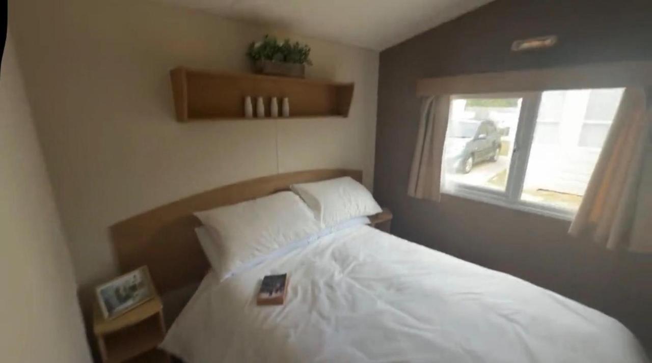Cabin Sleeps 4 with Indoor Pool and Patio - B&B Felixstowe