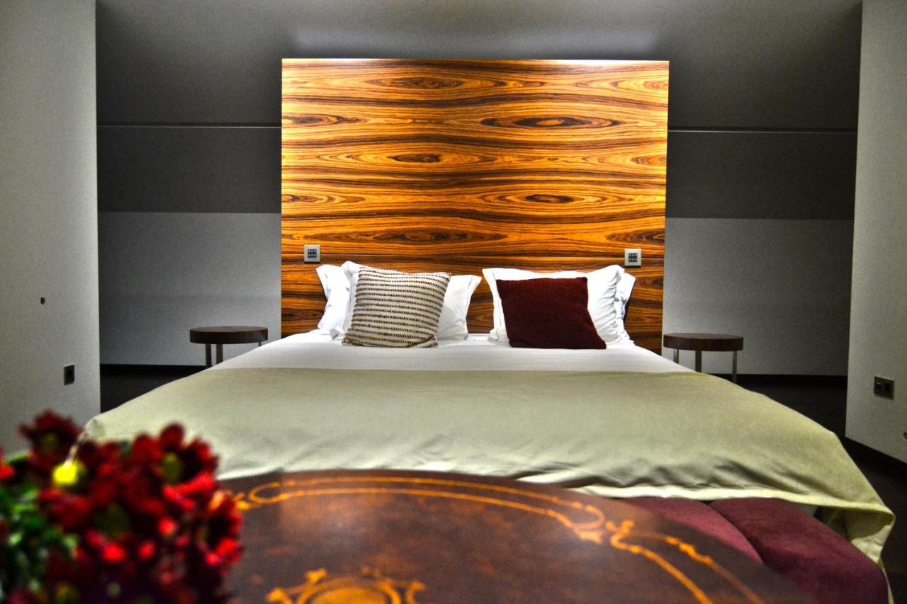 Zimmer mit Kingsize-Bett und Whirlpool