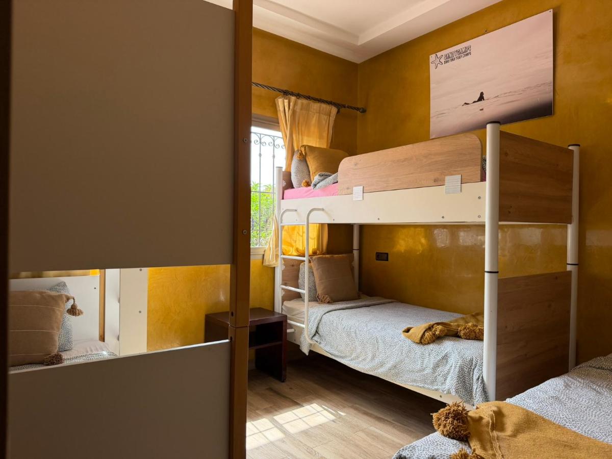 Lit Simple dans Dortoir Mixte