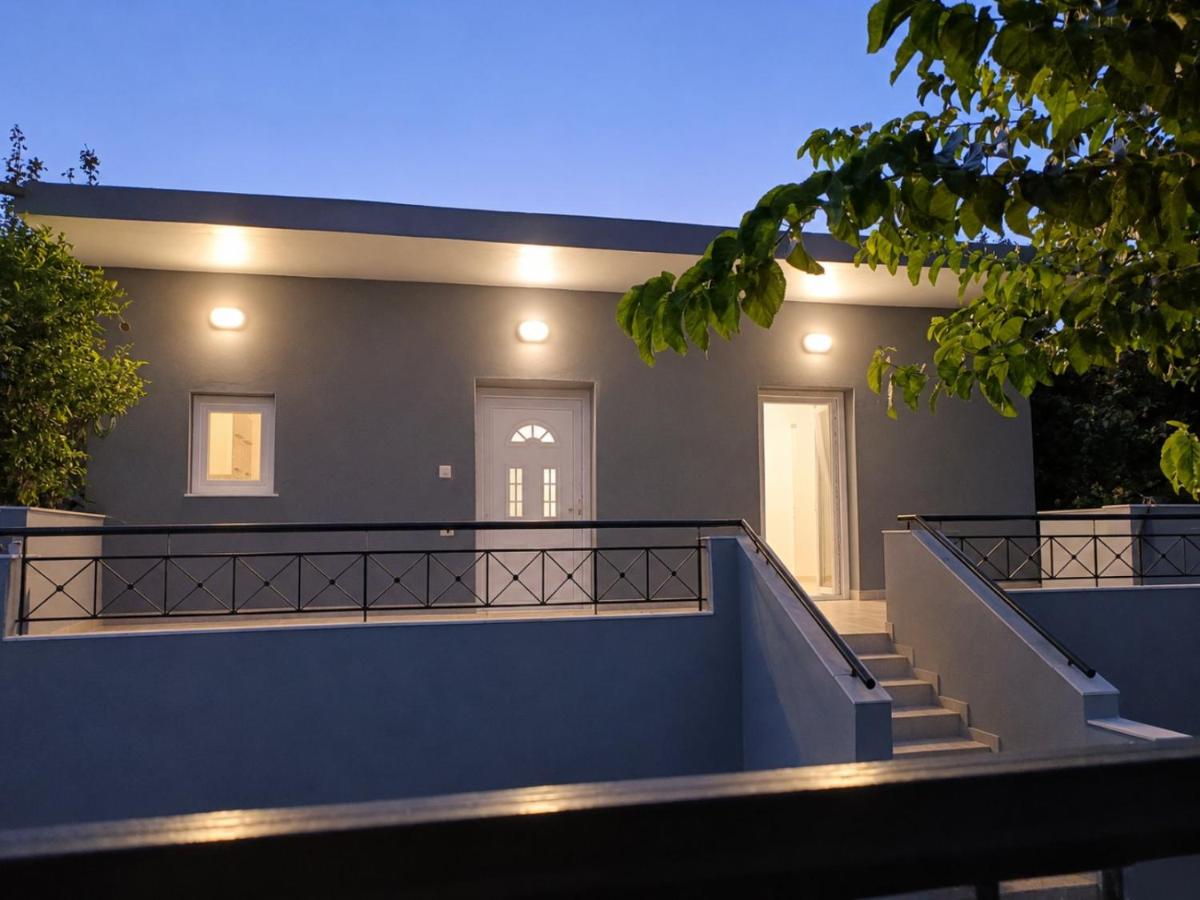 Katerina family holiday house by the airport - B&B Loutsa