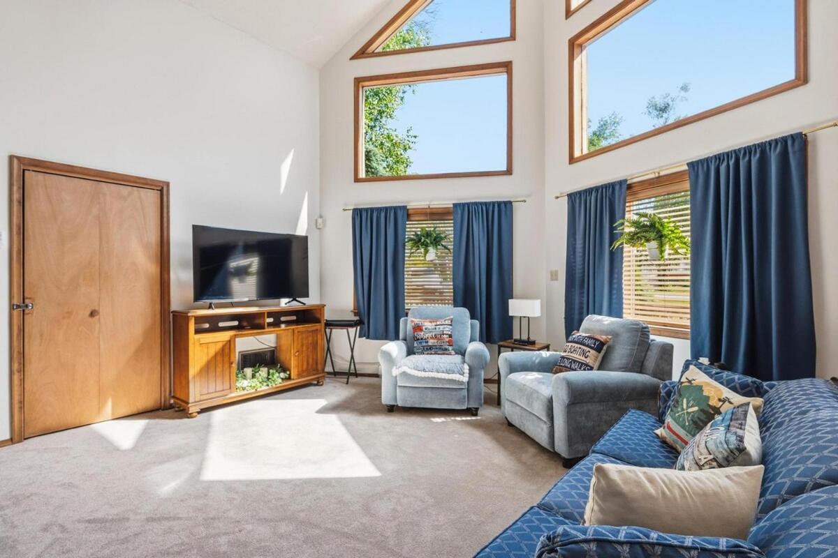 Bearitage Chalet Cozy Fall Getaway Sleeps 9 - B&B Lake Ariel