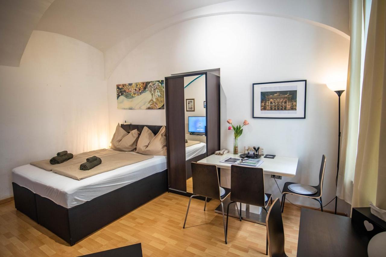 MSQ Diana Vienna - 10 min from city center - free coffee and tea - high speed internet - B&B Vienna