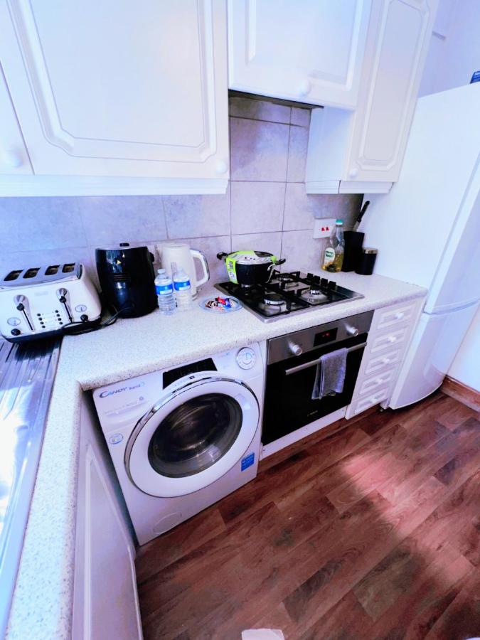 Small double bedroom in a bright flat near Heathrow & mins to River - B&B Twickenham