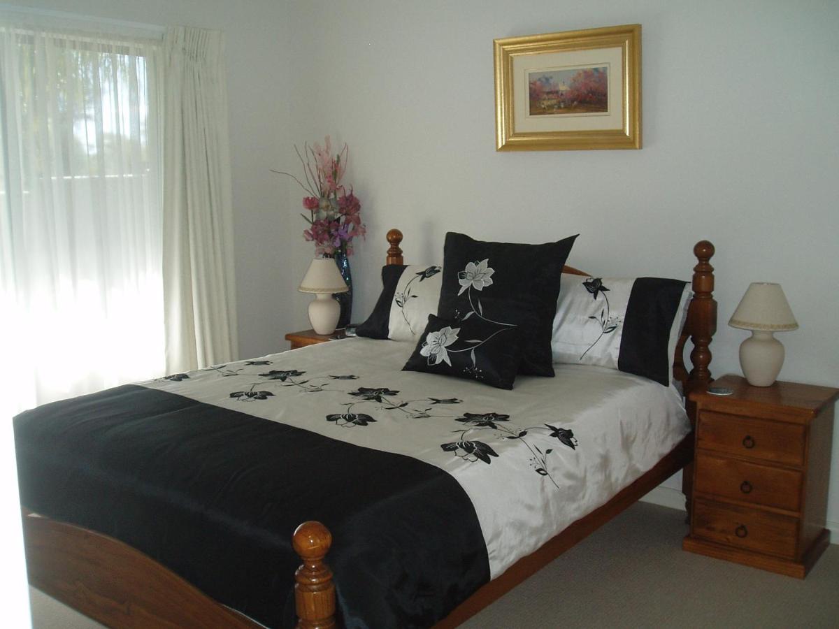 Deluxe Queen Room 1